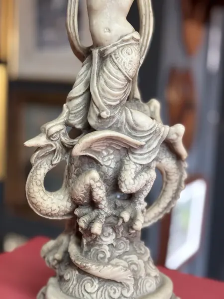 Foto de um(a) Escultura e luminária em pó de mármore representando Deusa mitológica, da categoria de Abajures. Escultura luminária em pó de mármore, representando Deusa mitológica. Mostrado de uma perspectiva diferente. Vendido no marketplace Trésors.