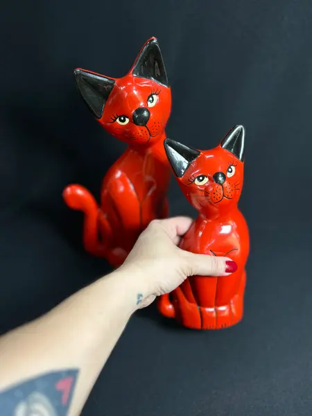 Foto de um(a) par de Gatos Vintage em Cerâmica, da categoria de Modelos e estatuetas. Lindo par de gatos vintage em cerâmica, em tom de vermelho fechado, um clássico da decoração e dos amantes dos bichanos,... Mostrado de uma perspectiva diferente. Vendido no marketplace Trésors.