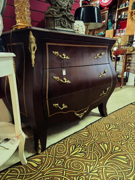 Foto de um(a) Cômoda Bombê de Alto Padrão em Imbuia, da categoria de Cômodas e Sapateira. O Ápice do Luxo e da Sofisticação para Ambientes Exclusivos Esta Cômoda Bombê é uma peça magnífica que representa o auge do... Mostrado de uma perspectiva diferente. Vendido no marketplace Trésors.