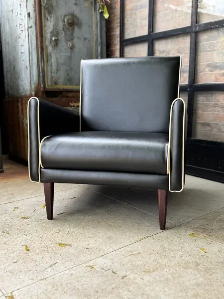Foto de um(a) Poltrona Retrô Vintage NG Anos 60 – Courvin Preto e Pés Palito, da categoria de Poltronas. Um Ícone do Design Mid-Century para seu Espaço Esta Poltrona Retrô Vintage, modelo NG, é a escolha definitiva para quem... Mostrado de uma perspectiva diferente. Vendido no marketplace Trésors.