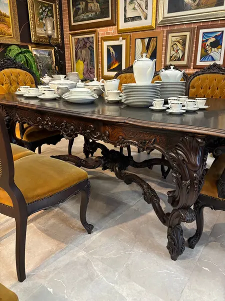 Foto de um(a) Jogo de Jantar Antigo em Imbuia Maciça Entalhada – Mesa com 6 Cadeiras e 2 Poltronas, da categoria de Conjunto de mesas e cadeiras. ** LOUÇAS NÃO INCLUSAS ** Magnífico jogo de jantar antigo, confeccionado em imbuia maciça entalhada, madeira nobre... Mostrado de uma perspectiva diferente. Vendido no marketplace Trésors.