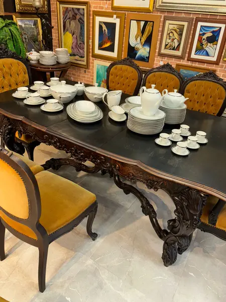 Foto de um(a) Jogo de Jantar Antigo em Imbuia Maciça Entalhada – Mesa com 6 Cadeiras e 2 Poltronas, da categoria de Conjunto de mesas e cadeiras. ** LOUÇAS NÃO INCLUSAS ** Magnífico jogo de jantar antigo, confeccionado em imbuia maciça entalhada, madeira nobre... Mostrado de uma perspectiva diferente. Vendido no marketplace Trésors.