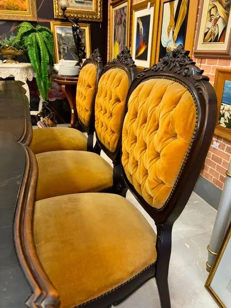 Foto de um(a) Jogo de Jantar Antigo em Imbuia Maciça Entalhada – Mesa com 6 Cadeiras e 2 Poltronas, da categoria de Conjunto de mesas e cadeiras. ** LOUÇAS NÃO INCLUSAS ** Magnífico jogo de jantar antigo, confeccionado em imbuia maciça entalhada, madeira nobre... Mostrado de uma perspectiva diferente. Vendido no marketplace Trésors.