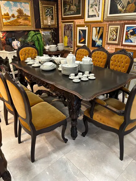 Foto de um(a) Jogo de Jantar Antigo em Imbuia Maciça Entalhada – Mesa com 6 Cadeiras e 2 Poltronas, da categoria de Conjunto de mesas e cadeiras. ** LOUÇAS NÃO INCLUSAS ** Magnífico jogo de jantar antigo, confeccionado em imbuia maciça entalhada, madeira nobre... Mostrado de uma perspectiva diferente. Vendido no marketplace Trésors.