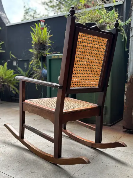Foto de um(a) Cadeira de Balanço Colonial, da categoria de Bancos. Clássica cadeira de balanço colonial em imbuia e palhinha natural! Excelente estado de conservação!. Mostrado de uma perspectiva diferente. Vendido no marketplace Trésors.