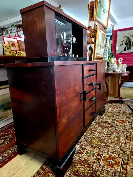 Foto de um(a) Cristaleira Art Déco Original – Raymundo Egg & Cia (Pré Móveis Cimo) – Década de 30/40, da categoria de Cristaleiras. Magnífica cristaleira Art Déco, fabricada em Rio Negrinho (SC) pela tradicional Raymundo Egg & Cia, período pré Móveis Cimo.... Mostrado de uma perspectiva diferente. Vendido no marketplace Trésors.