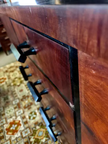 Foto de um(a) Cristaleira Art Déco Original – Raymundo Egg & Cia (Pré Móveis Cimo) – Década de 30/40, da categoria de Cristaleiras. Magnífica cristaleira Art Déco, fabricada em Rio Negrinho (SC) pela tradicional Raymundo Egg & Cia, período pré Móveis Cimo.... Mostrado de uma perspectiva diferente. Vendido no marketplace Trésors.