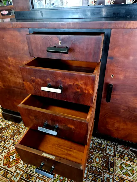 Foto de um(a) Cristaleira Art Déco Original – Raymundo Egg & Cia (Pré Móveis Cimo) – Década de 30/40, da categoria de Cristaleiras. Magnífica cristaleira Art Déco, fabricada em Rio Negrinho (SC) pela tradicional Raymundo Egg & Cia, período pré Móveis Cimo.... Mostrado de uma perspectiva diferente. Vendido no marketplace Trésors.