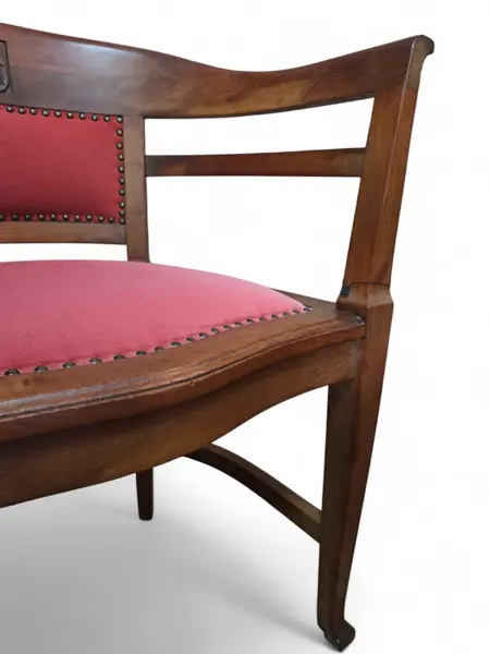 Foto de um(a) Rara Poltrona Centenária em Imbuia Maciça – Relíquia do Mobiliário Brasileiro, da categoria de Poltronas. Uma oportunidade única para possuir um pedaço da história. Esta poltrona, fabricada em imbuia maciça, exibe a tonalidade... Mostrado de uma perspectiva diferente. Vendido no marketplace Trésors.