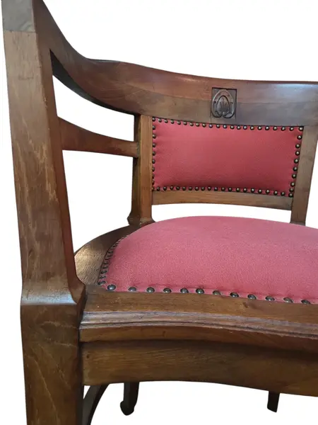 Foto de um(a) Rara Poltrona Centenária em Imbuia Maciça – Relíquia do Mobiliário Brasileiro, da categoria de Poltronas. Uma oportunidade única para possuir um pedaço da história. Esta poltrona, fabricada em imbuia maciça, exibe a tonalidade... Mostrado de uma perspectiva diferente. Vendido no marketplace Trésors.