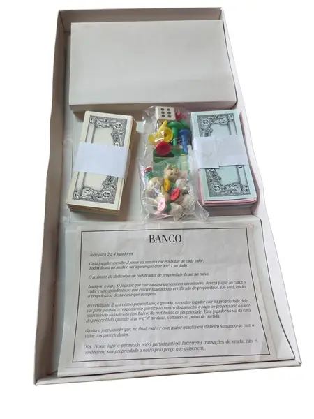 Foto de um(a) Banco Imobiliário - Edição Pai & Filhos, da categoria de Jogos de tabuleiro. Prepare-se para se tornar o mais novo milionário da cidade! No Banco Imobiliário da Pai & Filhos, o objetivo é simples, mas... Mostrado de uma perspectiva diferente. Vendido no marketplace Trésors.