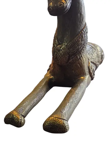 Foto de um(a) Cervo Majestoso em Bronze, da categoria de Escultura. Esta escultura captura a essência da vida selvagem com um realismo impressionante. Fundida em bronze de alta qualidade, a... Mostrado de uma perspectiva diferente. Vendido no marketplace Trésors.