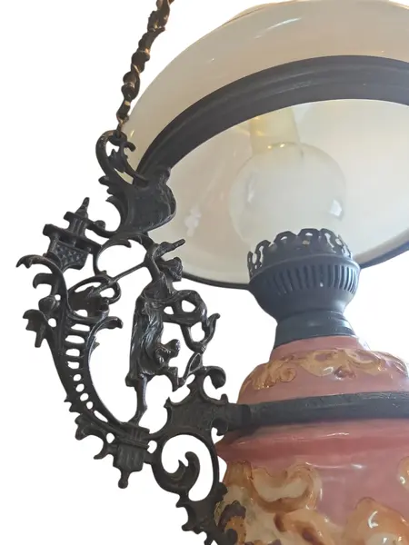 Foto de um(a) Lustre Antigo em Ferro Forjado, Cerâmica Esmaltada e Opalina, da categoria de Lustres. Lustre antigo decorativo, combinando a robustez do ferro com a delicadeza de detalhes em cerâmica esmaltada. Conta com... Mostrado de uma perspectiva diferente. Vendido no marketplace Trésors.