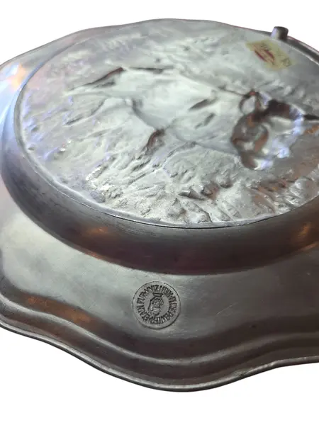 Foto de um(a) Prato Decorativo Alemão Rein Zinn – Estanho Puro Colecionável, da categoria de Pratos Decorativos. Adicione um toque de história alemã à sua decoração com este prato em estanho puro (Rein Zinn). Esta peça vintage destaca-se... Mostrado de uma perspectiva diferente. Vendido no marketplace Trésors.