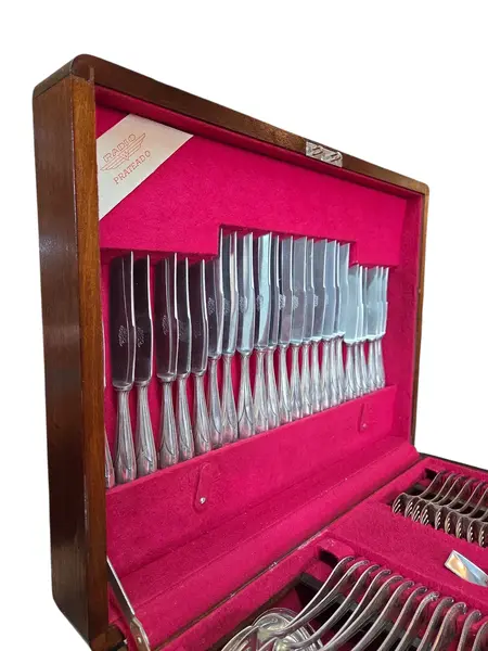 Foto de um(a) Faqueiro Radio Prateado - 104 Peças Completo com Estojo, da categoria de Faqueiros / Jogo de talheres. O clássico que nunca sai de moda na sua mesa. Para quem busca uma mesa posta com presença e história, este faqueiro Modelo... Mostrado de uma perspectiva diferente. Vendido no marketplace Trésors.