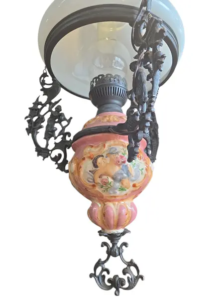 Foto de um(a) Lustre Antigo em Ferro Forjado, Cerâmica Esmaltada e Opalina, da categoria de Lustres. Lustre antigo decorativo, combinando a robustez do ferro com a delicadeza de detalhes em cerâmica esmaltada. Conta com... Mostrado de uma perspectiva diferente. Vendido no marketplace Trésors.