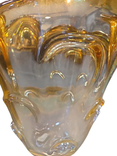 Foto de um(a) Vaso Murano Dourado, da categoria de Vasos. Cada curva deste vaso conta uma história de fogo e sopro. Feito artesanalmente, este Murano carrega a alma da tradição... Mostrado de uma perspectiva diferente. Vendido no marketplace Trésors.