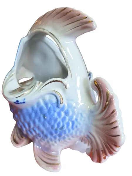 Foto de um(a) Cinzeiro de Porcelana - Peixe, da categoria de Cinzeiros. Charme oceânico à sua mesa. Este cinzeiro em porcelana vitrificada combina funcionalidade com um design figurativo... Mostrado de uma perspectiva diferente. Vendido no marketplace Trésors.