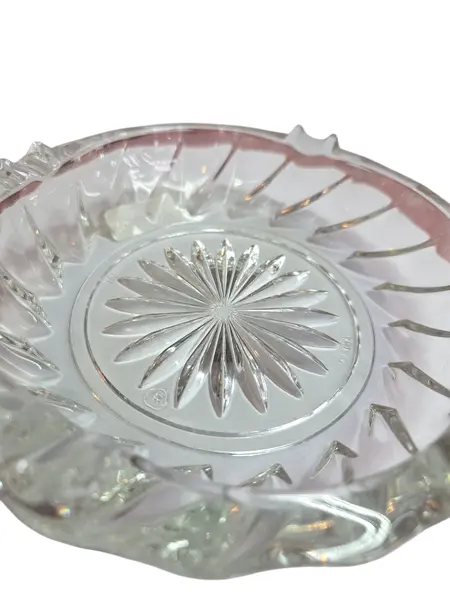 Foto de um(a) Cinzeiro Cristal Flor, da categoria de Cinzeiros. O ápice da elegância funcional. Este cinzeiro é esculpido em cristal de alta transparência, apresentando lapidações... Mostrado de uma perspectiva diferente. Vendido no marketplace Trésors.