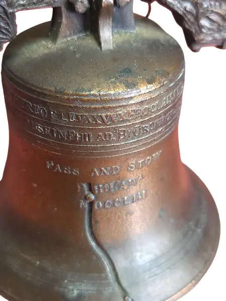 Foto de um(a) O Sino da Liberdade, da categoria de Outros colecionáveis. Localizado no coração de Filadélfia, o Liberty Bell transcende sua função original de sino de torre para se tornar um... Mostrado de uma perspectiva diferente. Vendido no marketplace Trésors.