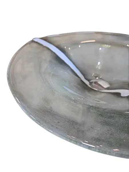 Foto de um(a) Fruteira em Murano Cinza, da categoria de Fruteiras. Esta fruteira de Murano cinza é a união perfeita entre a tradição milenar do vidro e o design contemporâneo. A sobriedade do... Mostrado de uma perspectiva diferente. Vendido no marketplace Trésors.