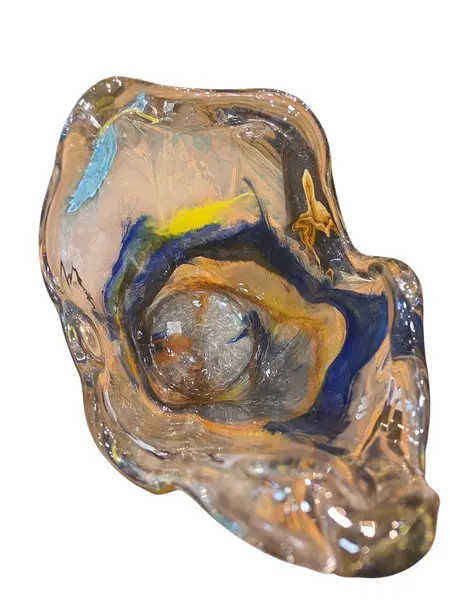 Foto de um(a) Vaso Murano Colorido, da categoria de Vasos. Cada curva deste vaso conta uma história de fogo e sopro. Mostrado de uma perspectiva diferente. Vendido no marketplace Trésors.