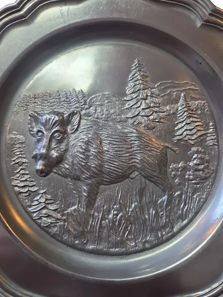 Foto de um(a) Prato Decorativo Alemão Rein Zinn – Estanho Puro Colecionável, da categoria de Pratos Decorativos. Adicione um toque de história alemã à sua decoração com este prato em estanho puro (Rein Zinn). Esta peça vintage destaca-se... Mostrado de uma perspectiva diferente. Vendido no marketplace Trésors.