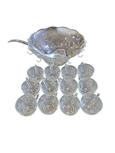 Foto de um(a) Jogo de Poncheira da Indonésia - Conjunto Completo com 27 Peças, da categoria de Travessas e tigelas. Este conjunto de 27 peças é ideal para servir com elegância e precisão. Abaixo, as especificações detalhadas de cada item... Mostrado de uma perspectiva diferente. Vendido no marketplace Trésors.