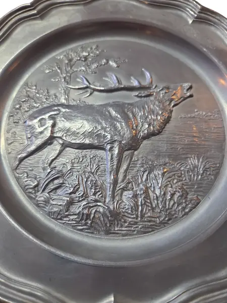 Foto de um(a) Prato Decorativo Alemão Rein Zinn – Estanho Puro Colecionável, da categoria de Pratos Decorativos. Adicione um toque de história alemã à sua decoração com este prato em estanho puro (Rein Zinn). Esta peça vintage destaca-se... Mostrado de uma perspectiva diferente. Vendido no marketplace Trésors.