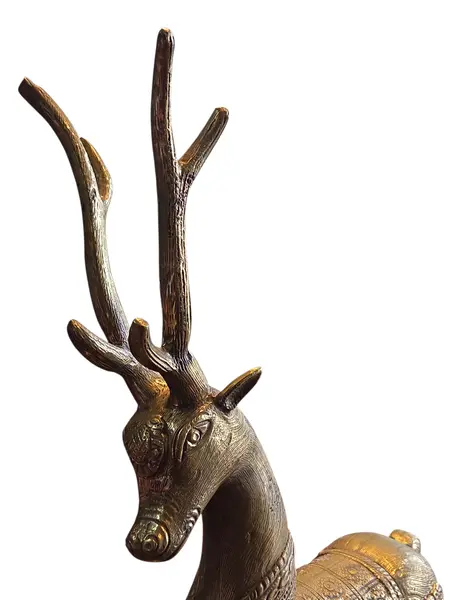 Foto de um(a) Cervo Majestoso em Bronze, da categoria de Escultura. Esta escultura captura a essência da vida selvagem com um realismo impressionante. Fundida em bronze de alta qualidade, a... Mostrado de uma perspectiva diferente. Vendido no marketplace Trésors.