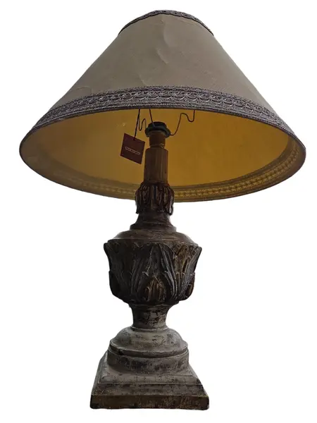 Foto de um(a) Abajur Barroco em Madeira Entalhada à Mão, da categoria de Abajures. Dois lindos abajures barrocos disponíveis. Peça que unem a robustez da madeira nobre à delicadeza do entalhe artesanal,... Mostrado de uma perspectiva diferente. Vendido no marketplace Trésors.