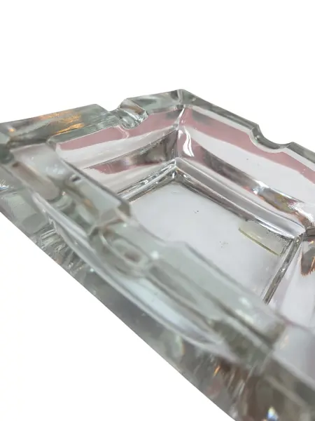 Foto de um(a) Cinzeiro Vidro Charuto, da categoria de Cinzeiros. Feito para o movimento. Este cinzeiro de vidro temperado foi projetado para aguentar o ritmo do dia a dia. Com bordas... Mostrado de uma perspectiva diferente. Vendido no marketplace Trésors.