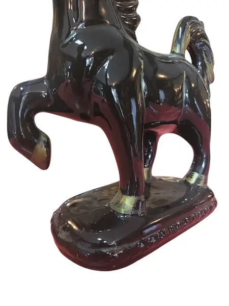 Foto de um(a) Corcel Imperial: Porcelana Vitrificada de Alto Padrão, da categoria de Escultura. Uma peça statement que exala força e mistério. Esta escultura de cavalo é produzida em porcelana de alta densidade. O efeito... Mostrado de uma perspectiva diferente. Vendido no marketplace Trésors.