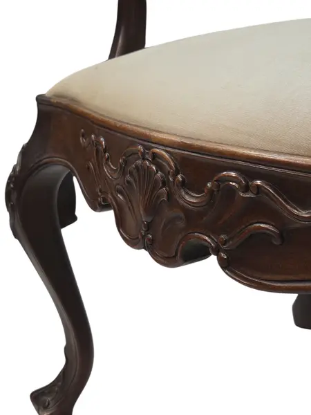 Foto de um(a) Cadeira Trono Luís XV – Espaldar Alto (83 cm) com Entalhes Manuais, da categoria de Poltronas. Exuberante Cadeira Trono Luís XV, peça de alta marcenaria que se destaca pela imponência de suas dimensões e refinamento dos... Mostrado de uma perspectiva diferente. Vendido no marketplace Trésors.