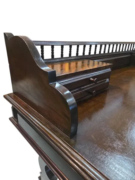 Foto de um(a) Escrivaninha Imperial Anos 60 em Madeira Nobre, da categoria de Escrivaninhas e Mesas de escritório. Uma peça de autoridade para o seu escritório ou home office. Esta escrivaninha é um exemplar magnífico do design Imperial... Mostrado de uma perspectiva diferente. Vendido no marketplace Trésors.