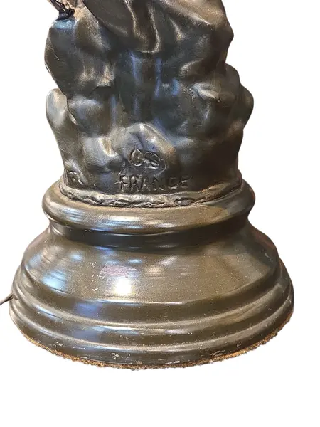 Foto de um(a) Luminária Francesa "La Jeunesse" – Escultura Art Nouveau Assinada por Geo Maxim, da categoria de Escultura. Belíssima luminária escultórica de mesa, típica do período Belle Époque francesa. A peça retrata uma figura feminina... Mostrado de uma perspectiva diferente. Vendido no marketplace Trésors.