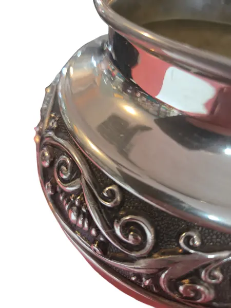 Foto de um(a) Vaso Artístico de Coleção – Banho de Prata 90 com Ornamentação em Relevo, da categoria de Vasos. Esta peça é um exemplar magnífico de prataria decorativa, apresentando um banho de Prata 90 de alta qualidade que confere um... Mostrado de uma perspectiva diferente. Vendido no marketplace Trésors.