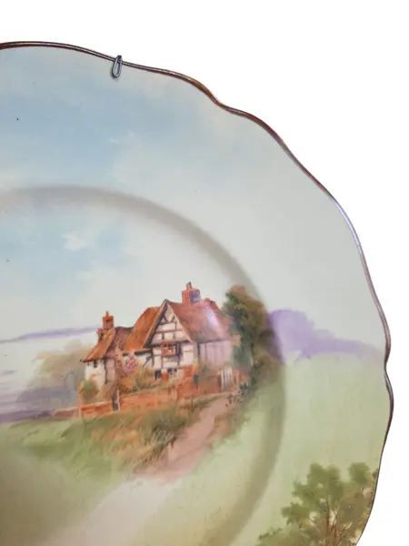 Foto de um(a) Prato Decorativo Royal Doulton England N°440, da categoria de Pratos Decorativos. Tradição e Realeza: Prato em Porcelana Inglesa Royal Doulton Adquira um pedaço da história da cerâmica britânica com este... Mostrado de uma perspectiva diferente. Vendido no marketplace Trésors.