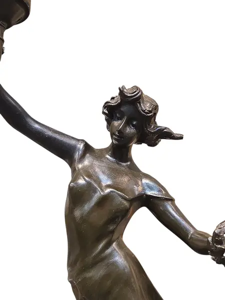 Foto de um(a) Luminária Francesa "La Jeunesse" – Escultura Art Nouveau Assinada por Geo Maxim, da categoria de Escultura. Belíssima luminária escultórica de mesa, típica do período Belle Époque francesa. A peça retrata uma figura feminina... Mostrado de uma perspectiva diferente. Vendido no marketplace Trésors.
