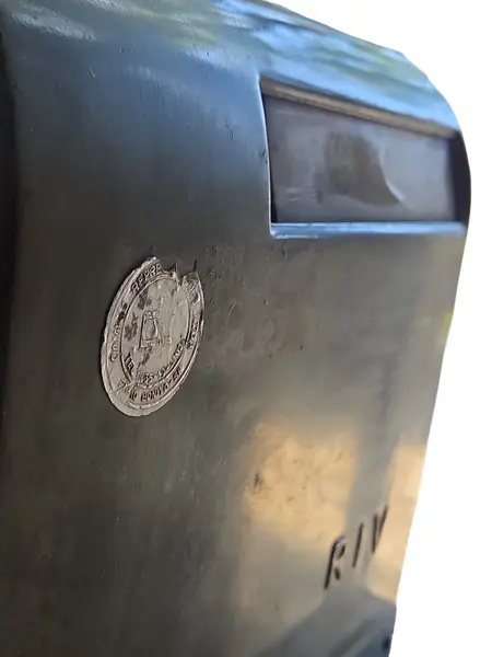 Foto de um(a) Caixa Registradora Antiga RIV – Relíquia Vintage Industrial Decorativa, da categoria de Outros colecionáveis. Adicione um toque autêntico de história ao seu ambiente com esta caixa registradora original da marca RIV. Com seu design... Mostrado de uma perspectiva diferente. Vendido no marketplace Trésors.