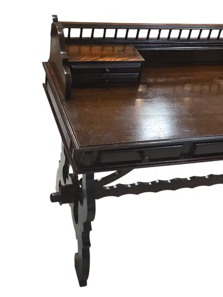 Foto de um(a) Escrivaninha Imperial Anos 60 em Madeira Nobre, da categoria de Escrivaninhas e Mesas de escritório. Uma peça de autoridade para o seu escritório ou home office. Esta escrivaninha é um exemplar magnífico do design Imperial... Mostrado de uma perspectiva diferente. Vendido no marketplace Trésors.