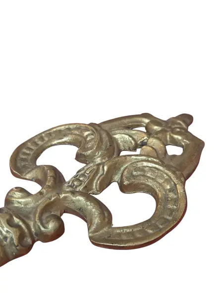 Foto de um(a) Chave Decorativa Vintage em Bronze Maciço, da categoria de Chaveiros. Adicione um toque de elegância histórica e mistério à sua decoração com esta magnífica chave ornamental em bronze. Mostrado de uma perspectiva diferente. Vendido no marketplace Trésors.
