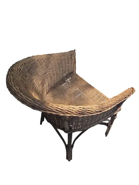 Foto de um(a) Cadeira de Braços Vintage em Fibra Natural Trançada, da categoria de Outras cadeiras . Esta peça é um exemplo clássico de mobiliário em fibra natural, combinando a robustez da estrutura com a leveza visual do... Mostrado de uma perspectiva diferente. Vendido no marketplace Trésors.