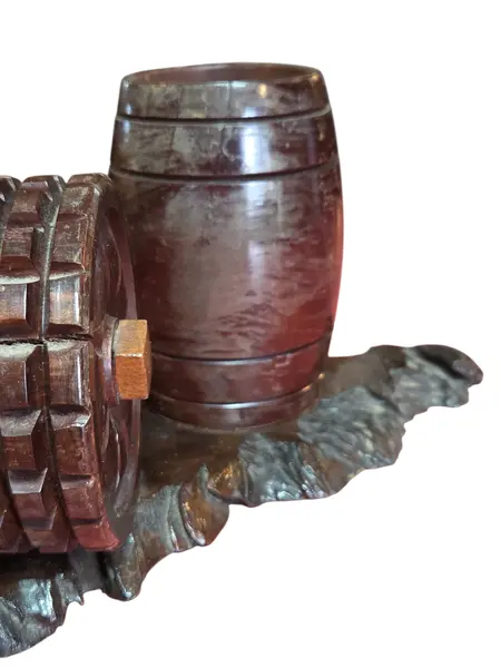 Foto de um(a) Canhão Decorativo em Madeira Nobre e Mini Barril – Peça Vintage, da categoria de Outros colecionáveis. Apresentamos uma distinta peça de coleção e decoração, rica em detalhes e executada com técnicas tradicionais de marcenaria.... Mostrado de uma perspectiva diferente. Vendido no marketplace Trésors.