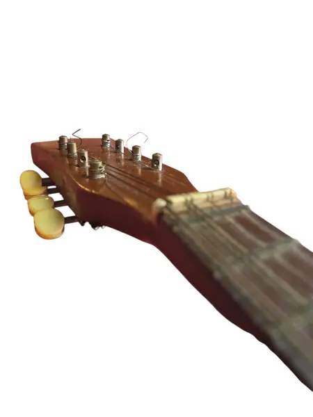 Foto de um(a) Bandolim Antigo Anos 60, da categoria de Instrumentos musicais. Se você busca o timbre doce e percussivo que define as gravações clássicas dos anos 60, este instrumento é uma oportunidade... Mostrado de uma perspectiva diferente. Vendido no marketplace Trésors.