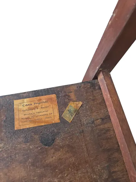 Foto de um(a) Floreira em Imbuia Maciça com Marchetaria – Década de 30, da categoria de Outros objetos decorativos. Esta é uma peça de colecionismo excepcional, que carrega a história da movelaria paranaense do início do século XX. O selo... Mostrado de uma perspectiva diferente. Vendido no marketplace Trésors.