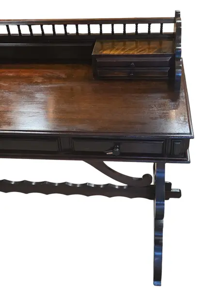 Foto de um(a) Escrivaninha Imperial Anos 60 em Madeira Nobre, da categoria de Escrivaninhas e Mesas de escritório. Uma peça de autoridade para o seu escritório ou home office. Esta escrivaninha é um exemplar magnífico do design Imperial... Mostrado de uma perspectiva diferente. Vendido no marketplace Trésors.