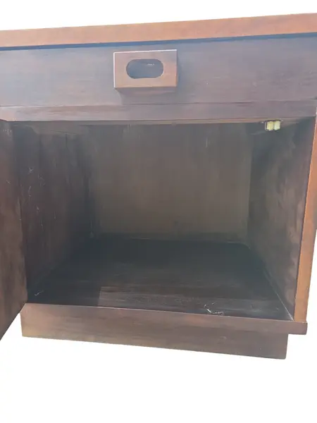 Foto de um(a) Mesa de Cabeceira em Madeira Maciça, da categoria de Cômodas e Sapateira. Beleza atemporal e funcionalidade para o seu dormitório. Esta mesa de cabeceira é uma peça autêntica de meados do século,... Mostrado de uma perspectiva diferente. Vendido no marketplace Trésors.