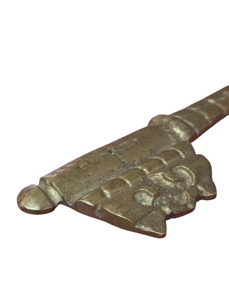 Foto de um(a) Chave Decorativa Vintage em Bronze Maciço, da categoria de Chaveiros. Adicione um toque de elegância histórica e mistério à sua decoração com esta magnífica chave ornamental em bronze. Mostrado de uma perspectiva diferente. Vendido no marketplace Trésors.