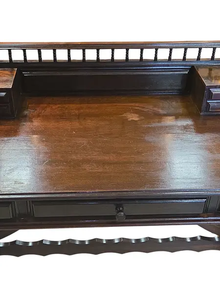 Foto de um(a) Escrivaninha Imperial Anos 60 em Madeira Nobre, da categoria de Escrivaninhas e Mesas de escritório. Uma peça de autoridade para o seu escritório ou home office. Esta escrivaninha é um exemplar magnífico do design Imperial... Mostrado de uma perspectiva diferente. Vendido no marketplace Trésors.